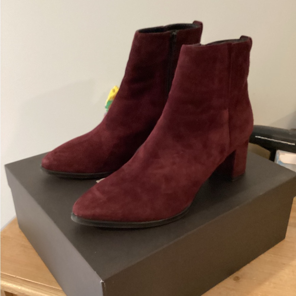 Marcos Nalini Italian burgundy suede boots.